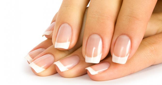 Pose de faux ongles